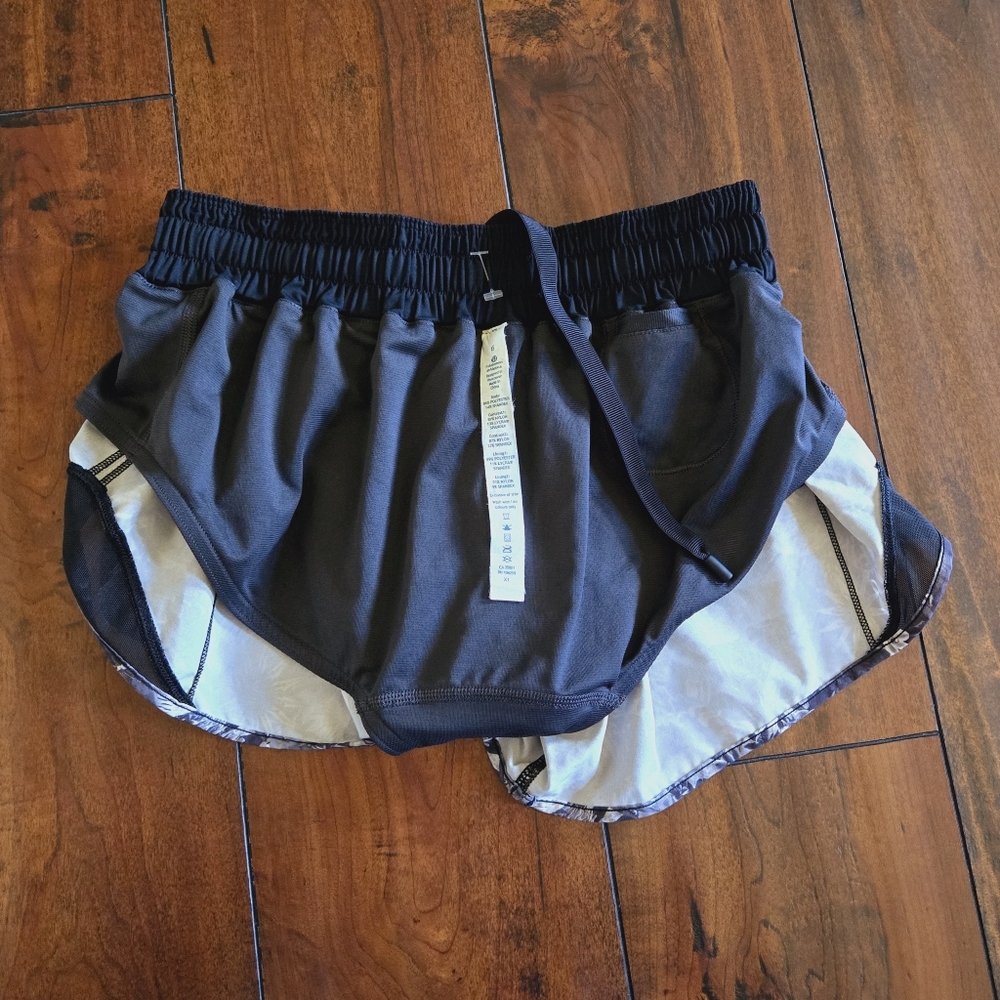 Lululemon Hotty Hot Shorts Flowabunga Black Angel Wing Low Rise Lined 2.5" Sz 6 - Picture 10 of 15